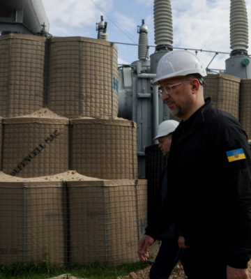 Роботи будуть завершені вчасно: Шмигаль проінспектував будівництво другого рівня захисту на електропідстанціях
