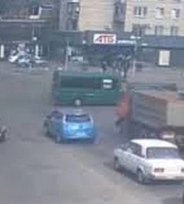 У Дніпрі на проспекті маршрутка збила дівчину (ВІДЕО)