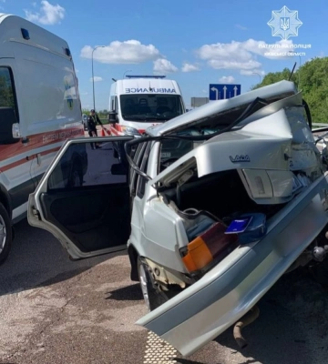 Автомобіль зім’яло навпіл: на трасі Київ-Харків сталася ДТП (ФОТО)