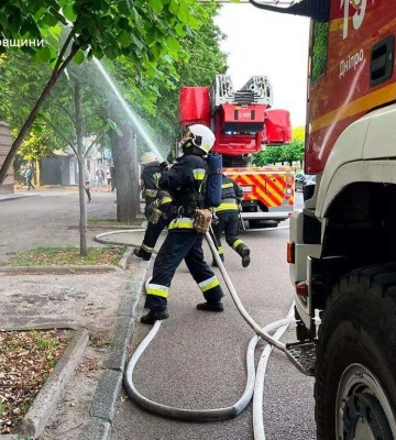 У Дніпрі на проспекті Поля з палаючої квартири врятували чоловіка