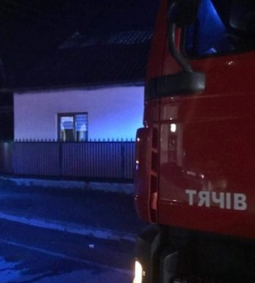 На Тячівщині  горів будинок: люди досі мерзнуть у власних домівках та щоб зігрітися розтоплюють печі