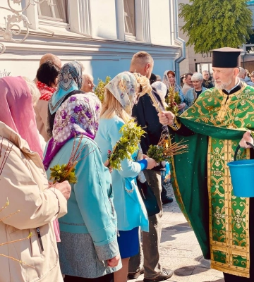 Перемоги та миру: у Михайлівському соборі житомиряни освячують вербу. ФОТОРЕПОРТАЖ