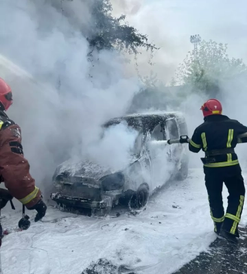 У Франківську горіло авто, а в Болехові — сміттєзвалище (ФОТО)