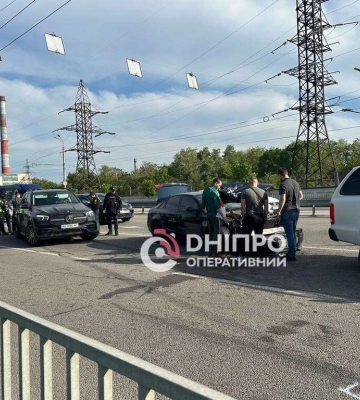 В Днепре на Набережной Заводской три автомобиля попали в ДТП: видео момента