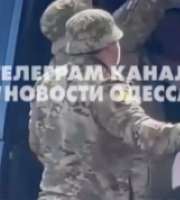ТЦК в Одессе объяснила видео, где их сотрудники заталкивают мужчину в микроавтобус