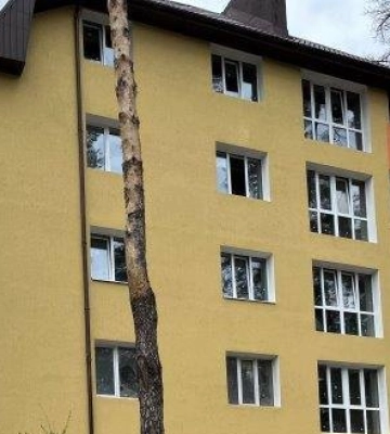 В Ірпені на Київщині відновлюють пошкоджену росіянами багатоповерхівку