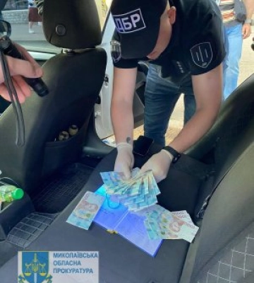 Вимагали неправомірну вигоду у 1000 доларів - у Миколаєві підозрюються двоє поліцейських