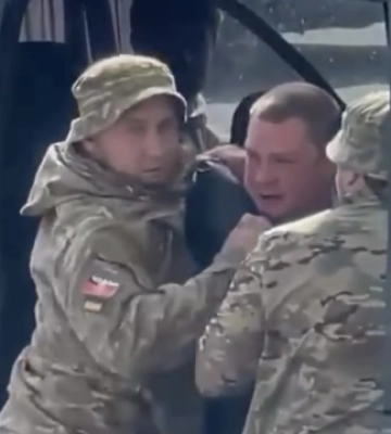 В Одеському ТЦК прокоментували відео, де люди у формі заштовхують чоловіка в авто