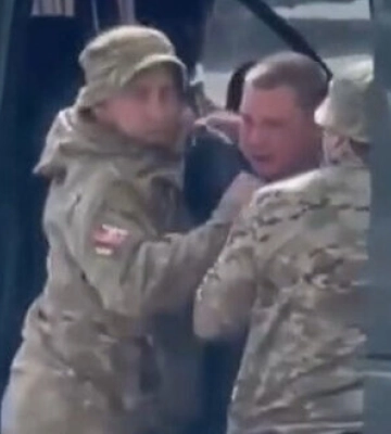 В Одеському ТЦК прокоментували відео із заштовхуванням чоловіка в бус: Він втік з РТЦК та СП під час проходження медичного огляду. ВIДЕО