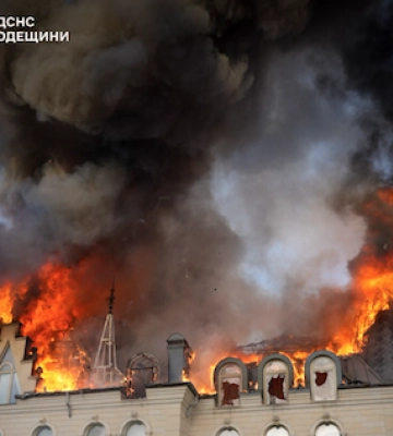 В Одесі рятувальники ліквідовують наслідки ворожого обстрілу