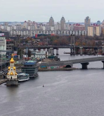 Грузовик лежит на боку: в Киеве из-за ДТП на Кольцевой дороге затруднено движение