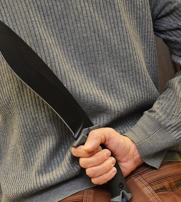 У Дніпрі чоловік з мачете в руках нападав на перехожих
