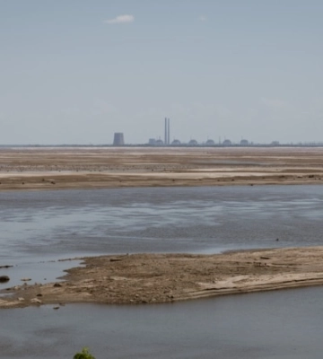 Через річку від окупантів: як живе Нікополь без Каховського водосховища та половини жителів
