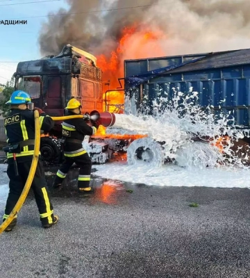 На Кіровоградщині зайнялась вантажівка