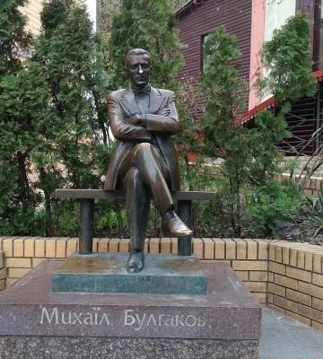 Петиція про усунення Булгакова з публічного простору в Києві набрала голосів для розгляду