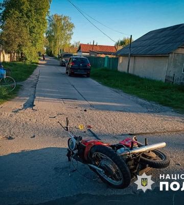 ДТП у Шостці на вулиці Кленовій, 20-річний мотоцикліст зіткнувся з автомобілем Peugeot