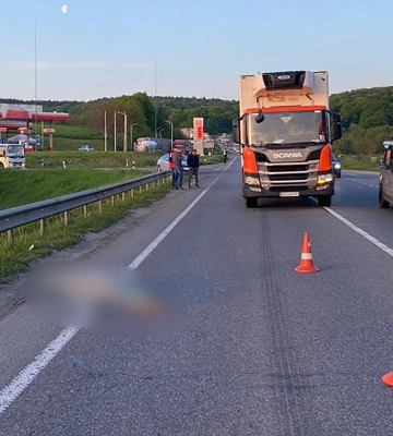 На Львівщині водій вантажівки збив на смерть чоловіка, який перебігав дорогу