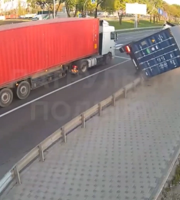 В Киеве грузовик врезался в столб и перевернулся: появилось видео