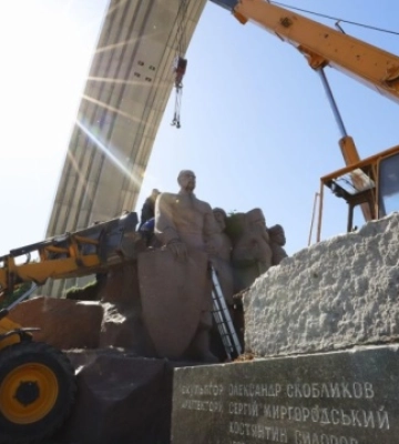 У Києві почали демонтаж монумента на честь Переяславської ради