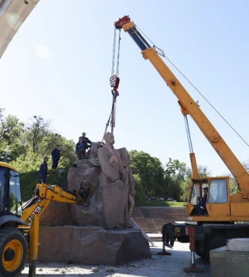 Столичні комунальник почали демонтаж скульптур під колишньою Аркою Дружби народів 