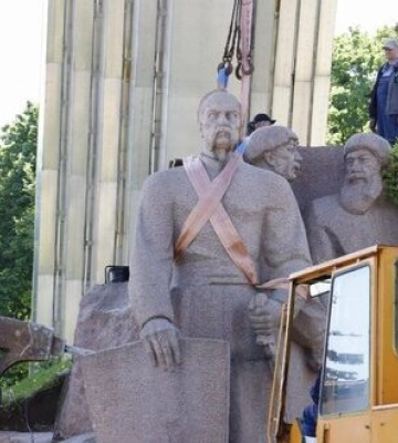 У Києві почали демонтаж композиції на честь Переяславської ради під аркою &quot;Свободи українського народу&quot;. Подробиці і фото