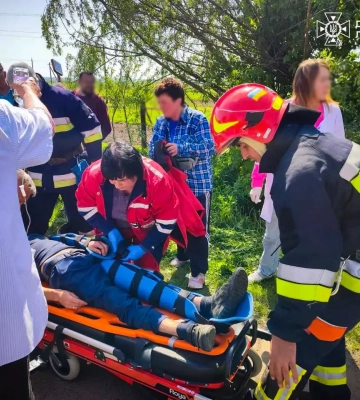 На Львівщині рятувальники вивільнили водія з деформованого внаслідок ДТП авто