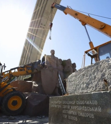 У Києві розпочали демонтаж пам&#039;ятника Переяславській раді під колишньою Аркою дружби народів