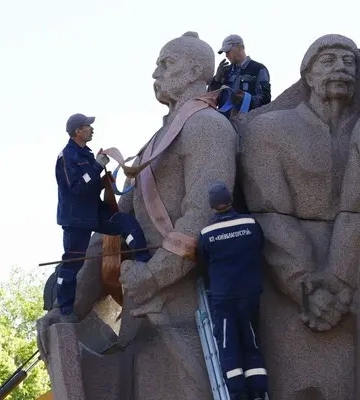 В Києві почали демонтаж пам’ятника Переяславської ради під Аркою свободи