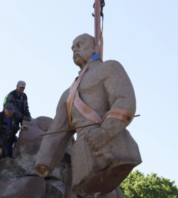 У Києві демонтують монумент під Аркою Свободи українського народу, фото