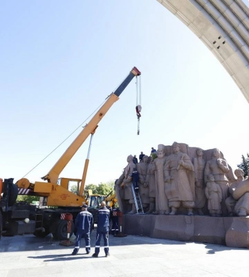 У Києві почали демонтаж композиції на честь Переяславської ради під аркою &quot;Свободи українського народу&quot;. Подробиці і фото