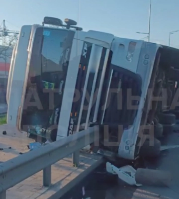 У Києві вантажівка врізалася в стовп і перекинулася: з&#039;явилося відео