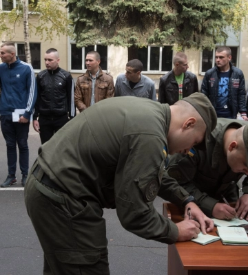 Двое харьковчан проигнорировали "боевые повестки" во время мобилизации: как их наказали
