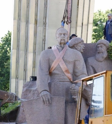В Киеве демонтируют монумент в честь Переяславской рады