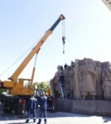 У Києві розпочали демонтаж пам’ятника «Переяславська рада»