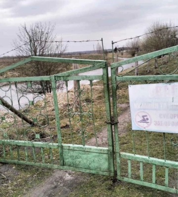 У селі на Рівненщині доступ до ставка загородили колючим дротом
