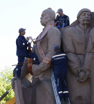 В Киеве начали демонтировать монумент в честь Переяславского совета под аркой «Свободы украинского народа»