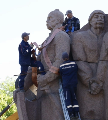 В Киеве начали демонтировать монумент в честь Переяславского совета под аркой «Свободы украинского народа»