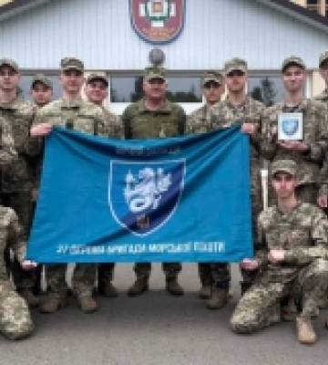 Символічний прапор 37 бригади морської піхоти висітиме у військовому ліцеї Острога