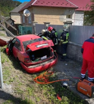 На Закарпатті сталася моторошна ДТП, рятувальники деблокували водія 