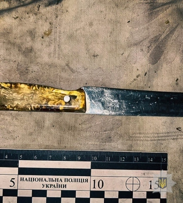 На Охтирщині поліцейські затримали жінку, яка з ножем накинулась на свого співмешканця
