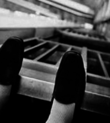 В Києві дві людини викинулись з вікна багатоповерхівки