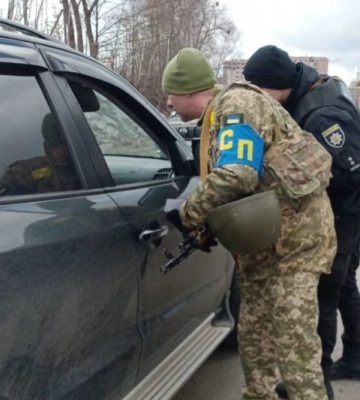 Співробітники ТЦК знімають з рейсів водіїв фур: є випадки на Закарпатті – ЗМІ (ВІДЕО)