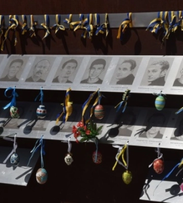 Меморіал Героїв Небесної Сотні прикрасили великодніми писанками