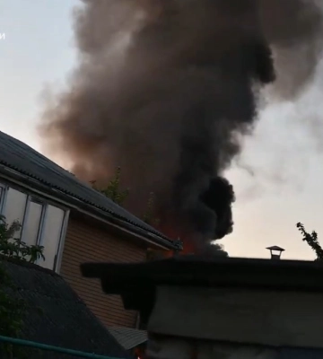 У Сумах рятувальники запобігли масштабній пожежі в житловому секторі (відео)