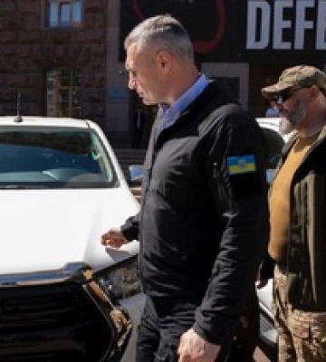 Віталій Кличко передав Третій штурмовій бригаді 20 позашляховиків, придбаних за кошти громади Києва