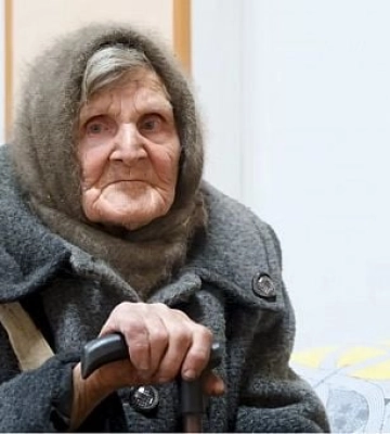 98-річна мешканка Донецької області пройшла 10 км, щоб не потрапити в окупацію — історія порятунку (ВІДЕО)
