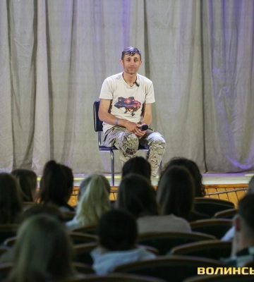 Ветеран-азовець Петро Скрипка, який йде піший марафон Україною, завітав до Луцька. Фото