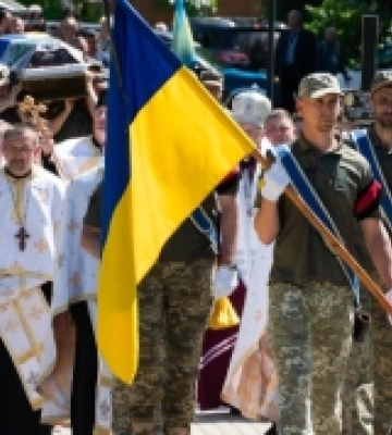 В Ужгороді сьогодні віддали шану загиблому захиснику – солдату, стрільцю-помічнику гранатометника Івану Бенці