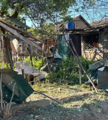 Ворог обстріляв Нікополь і дві громади Дніпропетровщини: зруйновані будинки, магазин і ЛЕП