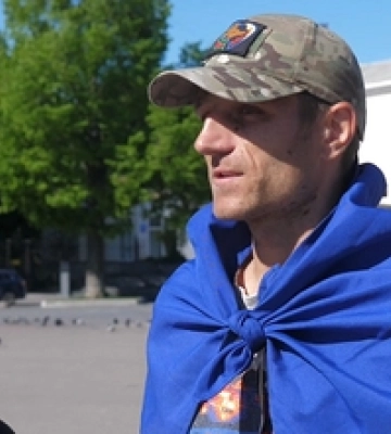 Долає пішки тисячі кілометрів задля збору коштів на ЗСУ: азовець Петро Скрипка – у Луцьку (відео)